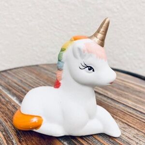 Mini Rainbow Vintage Unicorn
Figurine white with Rainbow details